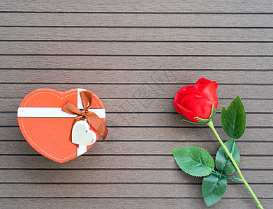 配红玫瑰的情人节概念木头礼物花束心形红色咖啡工作玫瑰盒子小样图片