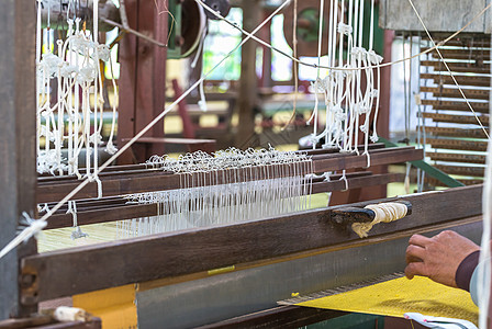 将丝棉编织在手工木质织布上机器技术织机织物棉布纺纱工艺纺织品工厂纤维图片