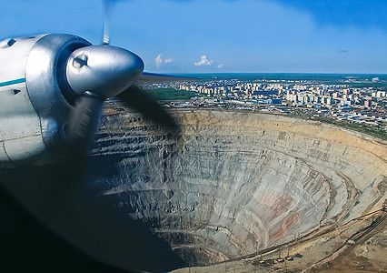飞越矿山飞行时客机窗外的风景;在采矿场上空飞行期间图片