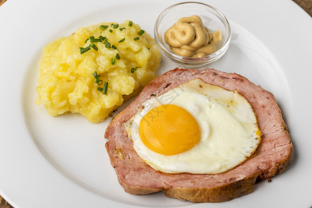 一个典型的巴伐利亚小吃 白菜和土豆沙拉餐巾午餐木头沙拉蓝色乡村晴天文化食物美味图片