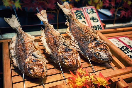 日本京都 Nishiki 市场的街头食品烤鱼图片