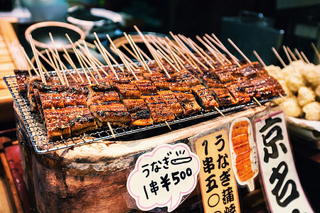 在日本京都西木市场作为街头食品在棍棒上用胶条或淡水水作为街边食物图片