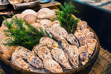 冰上新鲜牡蛎 作为日本京都西木市场街头食品图片