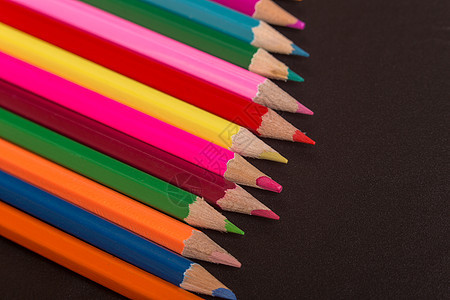 彩色铅笔锯末棕色彩虹蜡笔桌子刨花绘画补给品艺术爱好图片