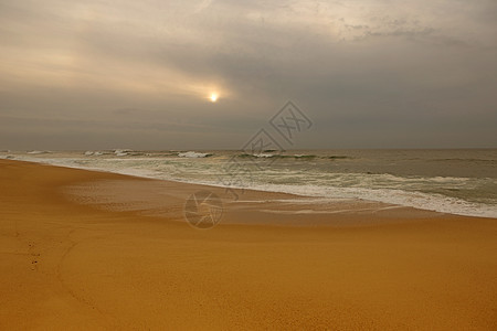 海滩海景波纹孤独海洋海岸悬崖蓝色石头支撑日落图片