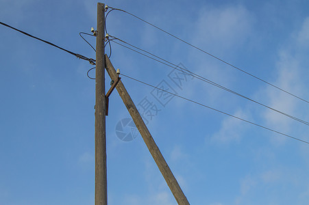 使用蓝色天空背景的电线和绝热器支持0 4千伏用电线基础设施绝缘体柱子电气电源网络危险力量电话工程图片
