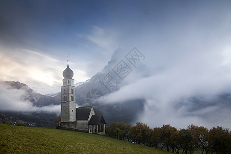 圣瓦伦蒂诺教堂 在秋末大雾中中音地标高山宗教日出房子季节风景教会旅行图片