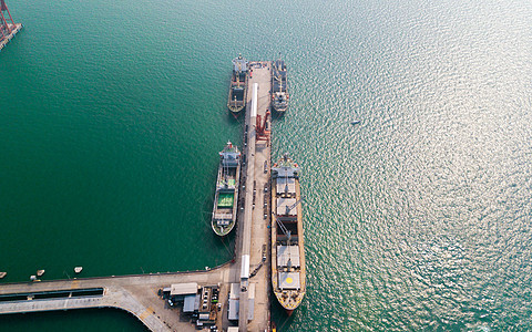 集装箱船舶进出口行业对集装箱船舶的空中观观起重机出口港口天空技术船运运输工作城市货物图片