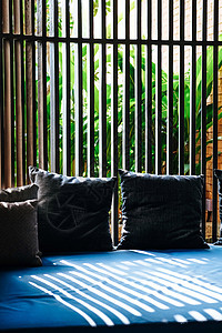 现代室内客厅的详情 里面有舒适的沙发和枕头扶手木质电灯窗户家庭生活摄影装饰桌子材料奢华图片