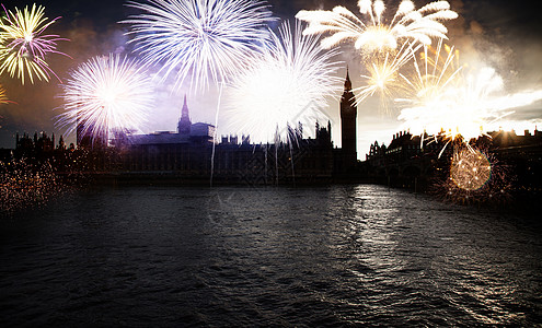大笨钟上空的烟花英国伦敦的新年庆祝活动旅行人群节日城市历史性天空焰火展示省会首都图片