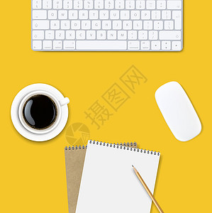 在黄色背景上隔离的计算机键盘框架杯子木头钥匙斑点文具学校办公室插图咖啡数字图片