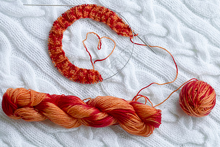 编织项目正在进行中 在白格子 针织式的条纹上 有一条毛线绳索爱好缝纫材料手工业坡度针织羊毛工艺收藏图片