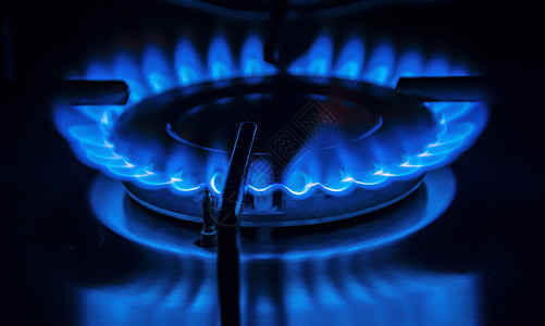 厨房炉灶的蓝色火焰图片