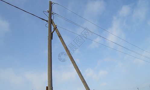 使用蓝色天空背景的电线和绝热器支持0 4千伏用电线绝缘体力量网络危险基础设施电源电压电气变形活力图片