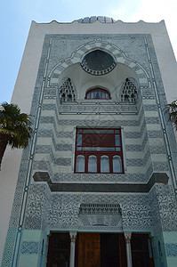 阿拉伯风格 有雕刻石石面的名牌旧美屋建筑学天空阳台街道棕榈蓝色建筑入口旅行古董图片