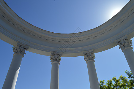 阳光明媚的日子里 白色圆形大厅的一部分 柱子与蓝天相映成趣旅行凉亭太阳建筑学石头历史公园房子蓝色艺术图片