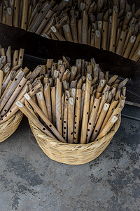 展示的数十个手工木制木制长笛笔记歌曲木头传统钥匙文化木管管道旋律音乐家图片