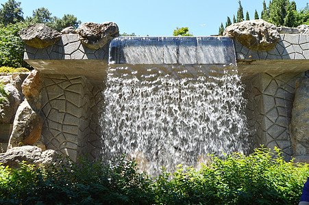 人造瀑布 配有喷水式喷水机 现代石石结构 公园美术设计清洁度激流花园溪流艺术海鸥鸟类喷泉喷射房子图片