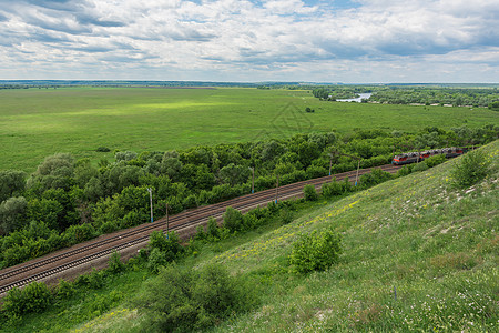 沿俄罗斯典型的地貌 最顶级视野 在俄罗斯铁路上搭乘火车载着火车经过列车地平线场景旅行交通货车小路空气机车铁轨全景背景