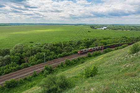 沿俄罗斯典型的地貌 最顶级视野 在俄罗斯铁路上搭乘火车载着火车经过列车交通空气场地环境运输森林货车活动旅行铁轨图片