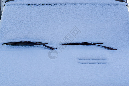 车前的车面满是白雪 只展示窗户擦拭器 寒冷的冬季天气状况图片