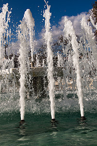 喷泉在粪便中涌出闪亮的水飞溅公园淋浴水池液体喷射图片