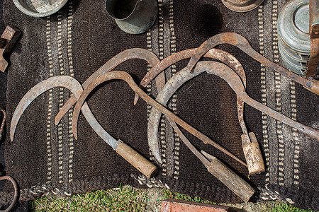 展示的生锈古董镰刀组乡村传统农业收成团体工具木头工作金属刀刃图片