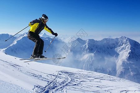 山上跳跃滑雪机高山旅行娱乐滑雪者运动空气山脉滑雪假期激流图片