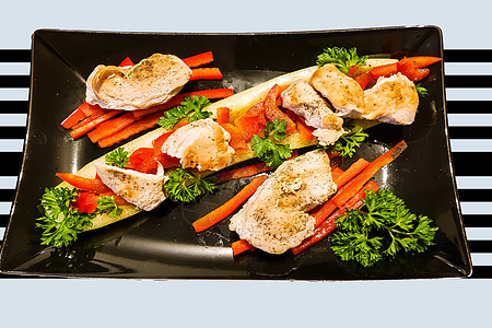 配鸡肉和辣椒的黄瓜船早餐小菜胡椒生活方式食品食物减肥小吃饮料厨房图片