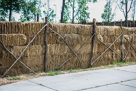 户外的Hay Bales堆草球干草食物小麦植物场地农场收成草垛稻草图片