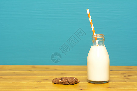 牛奶和纸草装在瓶子里加饼干图片