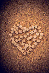 小木块形成心形或情人节象征稻草立方体图片