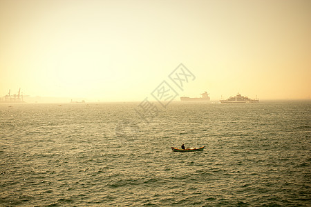 渔船在海水中捕鱼航海航行海岸太阳海岸线海滩钓鱼旅行运输图片