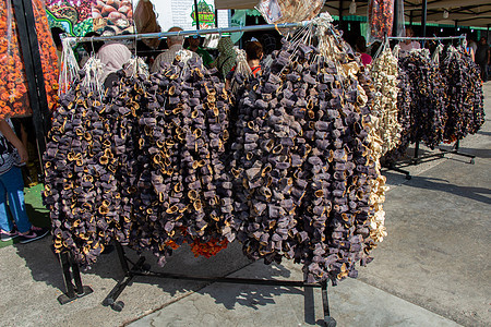 土耳其式的干茄子挂在摊台上食物文化蔬菜紫色黑色白色火鸡市场图片