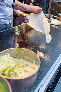 传统土族传统德舍特卡默尔摊位甜点火鸡开心果片状美食面团糕点奶油食物图片