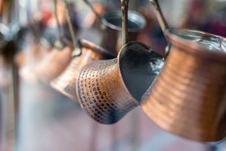 许多土耳其语的铜锅或塞兹夫文化棕色市场花瓶金属黑色店铺饮料咖啡店火鸡图片