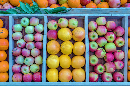 苹果 葡萄果和橙子被出售橙子食物黄色市场橘子水果摊位篮子杂货店红色图片