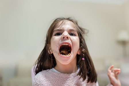 可爱的小女孩吃惊喜巧克力啊甜点微笑喜悦小吃幸福食物孩子女性乐趣快乐图片