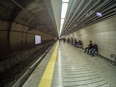 人们在地铁等Marmaray火车城市平台有轨电车隧道建筑民众火鸡速度铁路运输图片