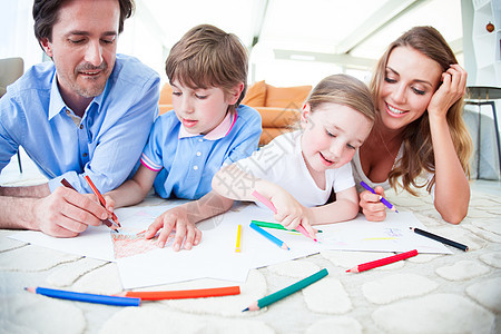 家庭汇合在一起孩子们女士绘画房子男生父亲铅笔母亲地面男人图片