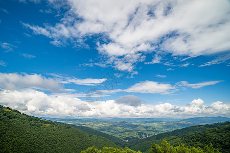 乌克兰喀尔巴阡山脉波尔扎瓦山脊景观 喀尔巴阡山上云层风景全景太阳岩石爬坡气氛顶峰蓝色游览森林图片