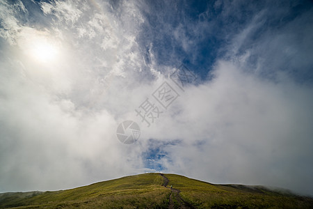 乌克兰喀尔巴阡山脉波尔扎瓦山脊景观 喀尔巴阡山上云层游览天空太阳冒险爬坡场地气氛蓝色草地旅行图片