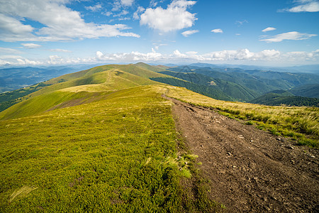 乌克兰喀尔巴阡山脉波尔扎瓦山脊景观 喀尔巴阡山上云层太阳顶峰天空蓝色草地旅游岩石场地森林全景图片