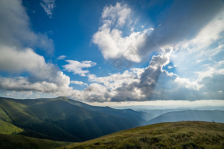 乌克兰喀尔巴阡山脉波尔扎瓦山脊景观 喀尔巴阡山上云层顶峰远足岩石森林太阳场地旅行天空气氛旅游图片
