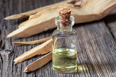一瓶含白砂木的凉花木基本油药物瓶子自然治疗康复香精油桌子草本植物芳香疗法图片