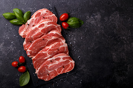 切片猪肠鱼片红色牛扒猪肉黑色迷迭香白色桌子烹饪菜单图片