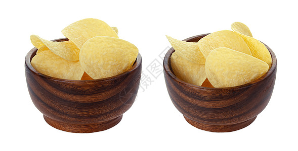 在白色背景下孤立的木碗中的土豆薯片图片