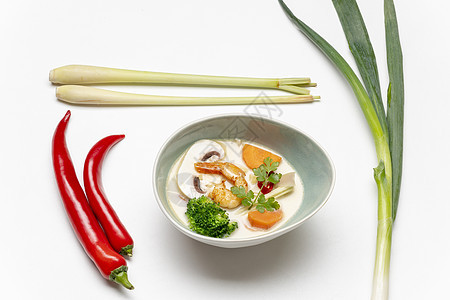 来自泰国的汤蔬菜桌子午餐椰子美食辣椒香菜牛奶烹饪叶子图片