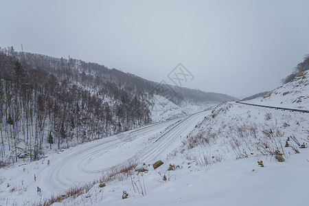 Altaai山区冬季公路季节爬坡国家冰镇运输状况曲线天气下雪场景图片