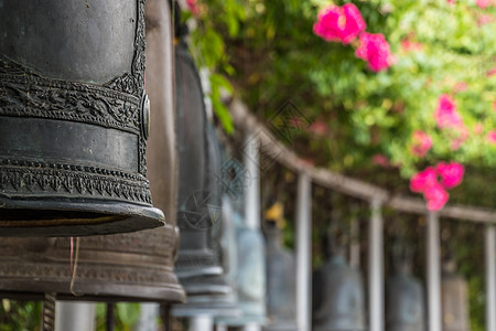 曼谷泰国佛教寺庙的钟声图片